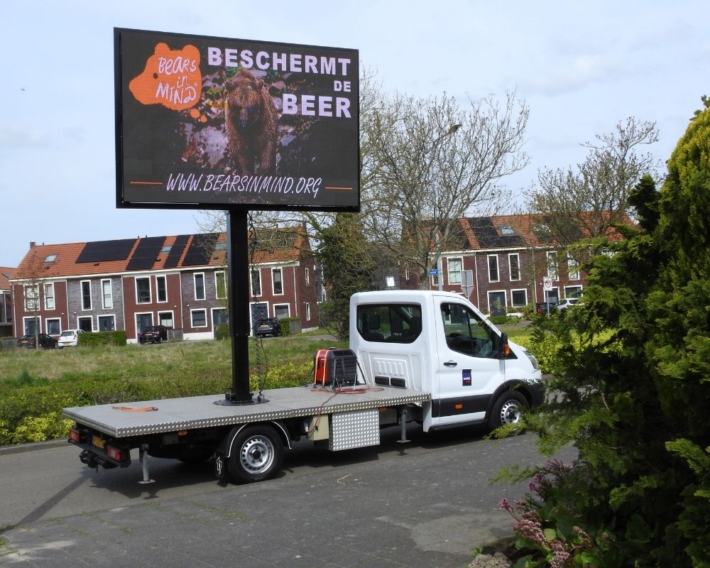 Ledschermwagen.nl uiting Bears in Mind Beschermt de Beer uiting martini media