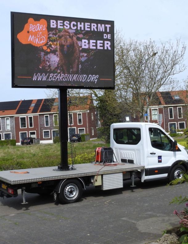 Jouw merk in Beeld met de rijdende ledreclame uiting Beschermt de beer hoog